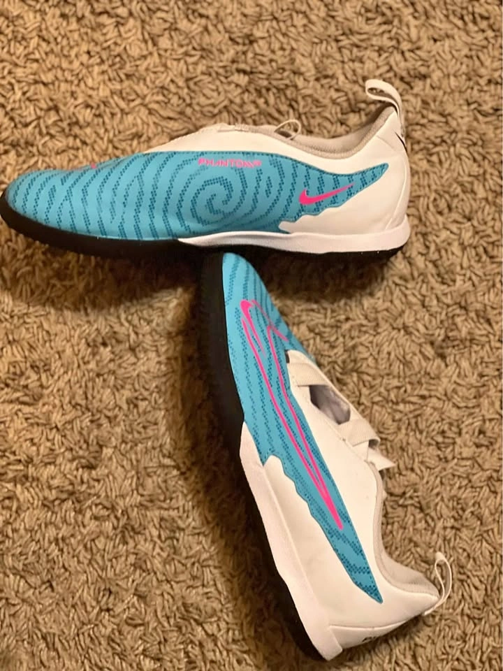 Nike Jr. Phantom GX Academy TF Size 6