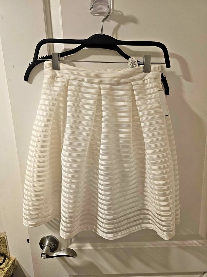New Medium White Skirt