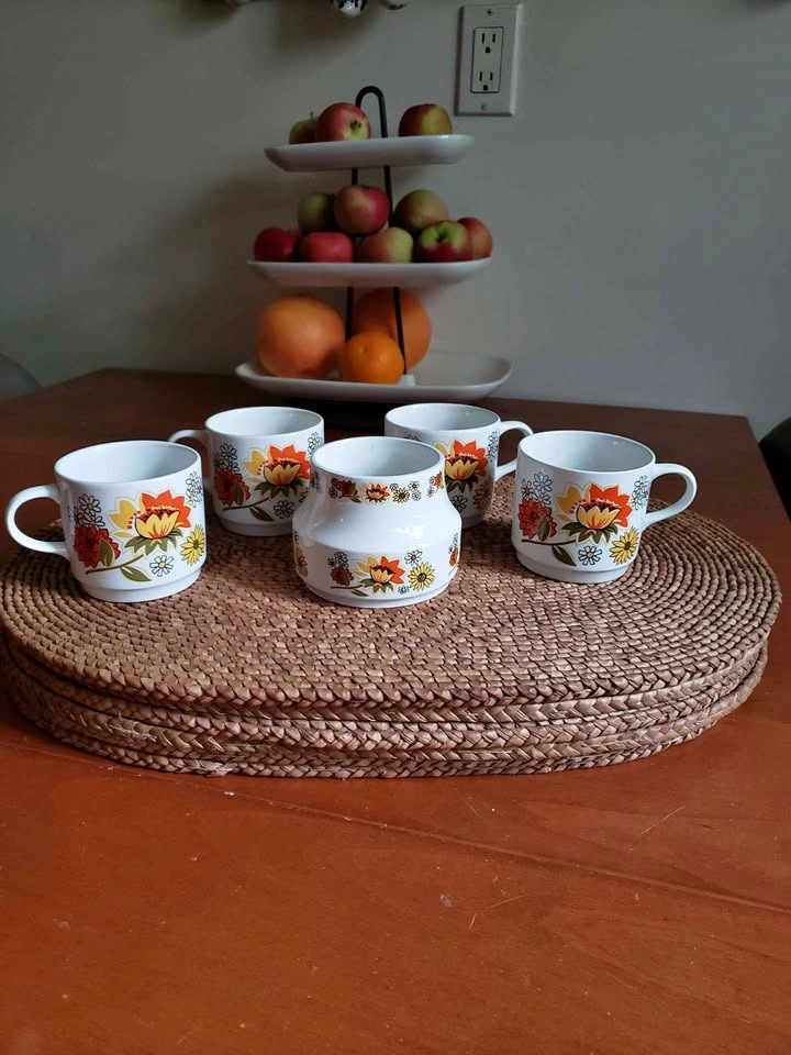 Vintage 1970s Coffee Cups and Sugar Bowl