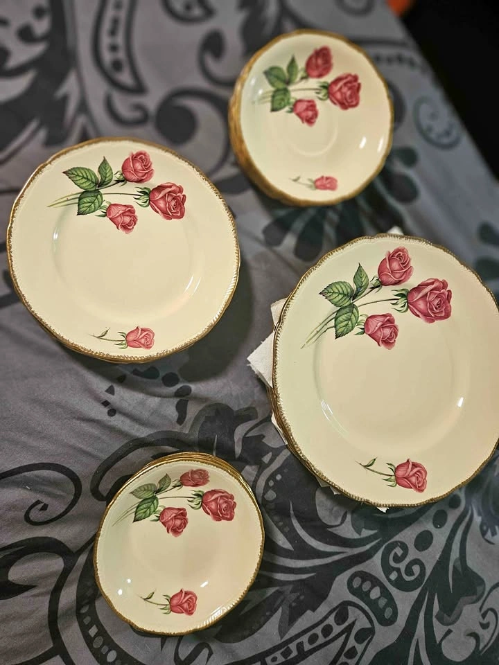Vintage Royal Swan "Anniversary Rose" 32-Piece Set