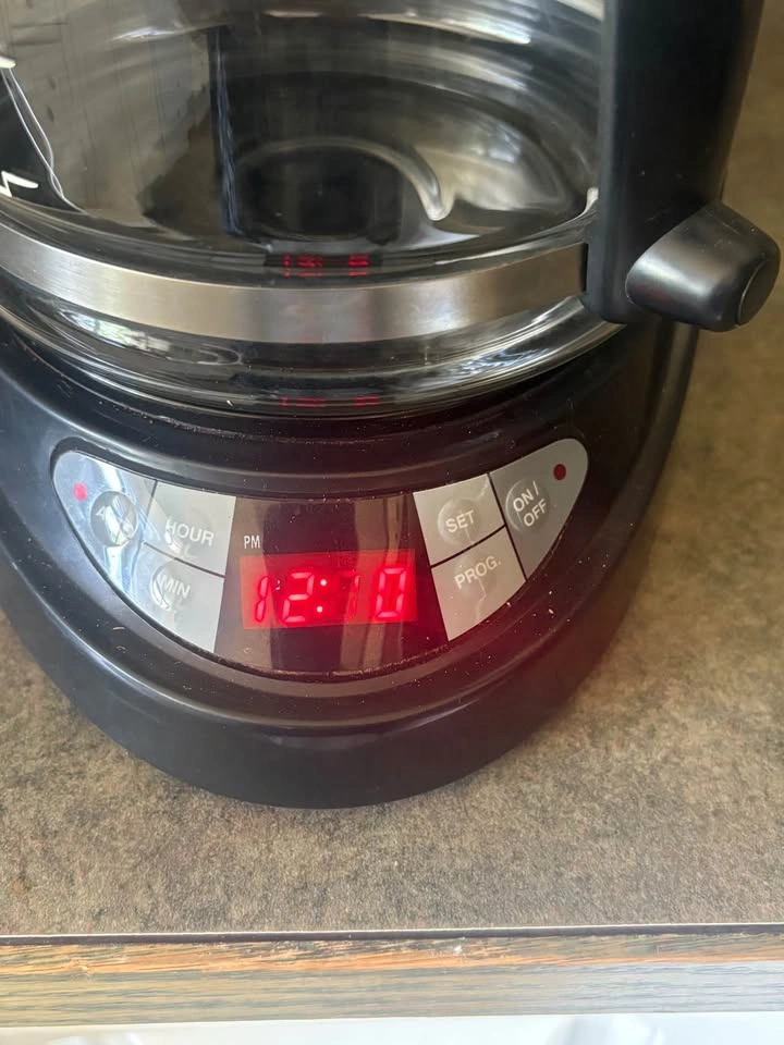 BLACK+DECKER 12-cup programmable coffee maker - photo 3