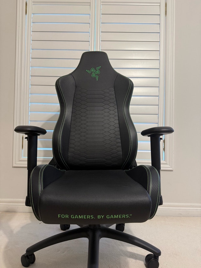 RAZER ISKUR V2 LEATHER GAMING CHAIR