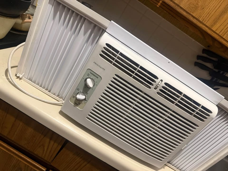 Frigidaire 5,000 BTU Mechanical Window Air Conditioner - photo 4