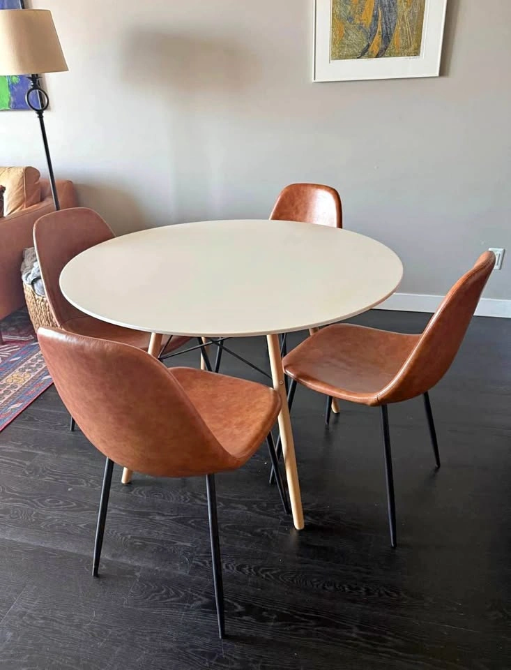 Round table with 4 chairs