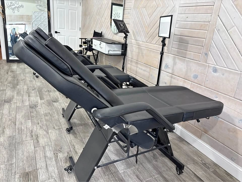 Eyebrow extensions table and chair