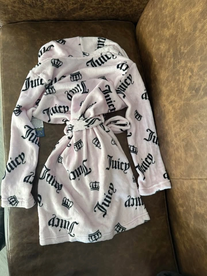 Juicy Couture Robe child size 6/8 tags on - photo 3