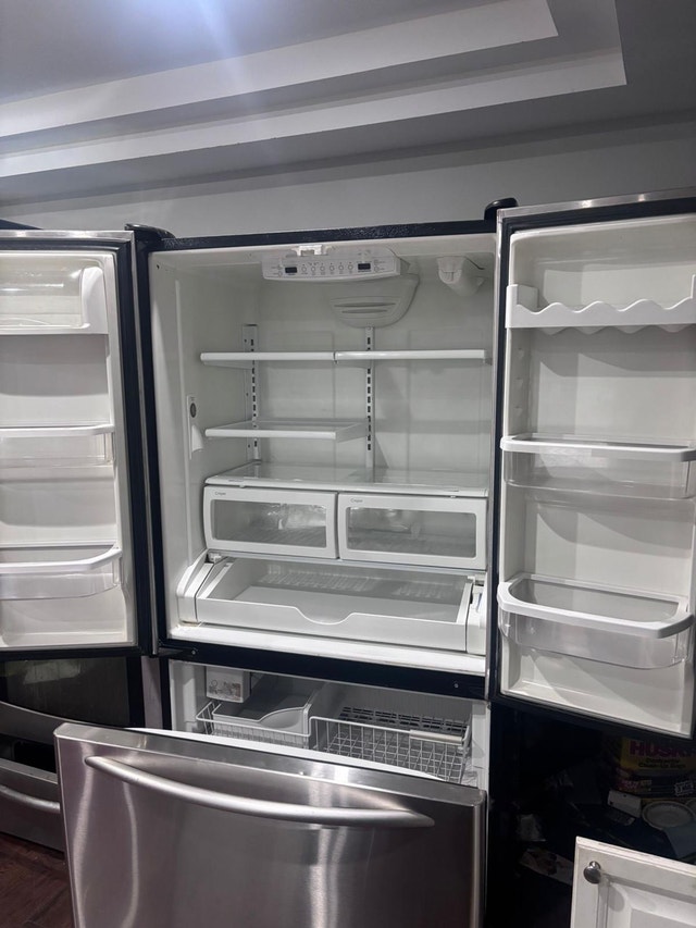 Fully working spacious Kitchenaid Fridge and Stove - photo 2
