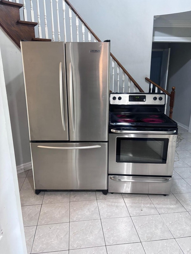 Fully working spacious Kitchenaid Fridge and Stove - photo 4