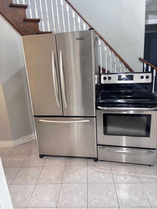 Fully working spacious Kitchenaid Fridge and Stove - photo 5