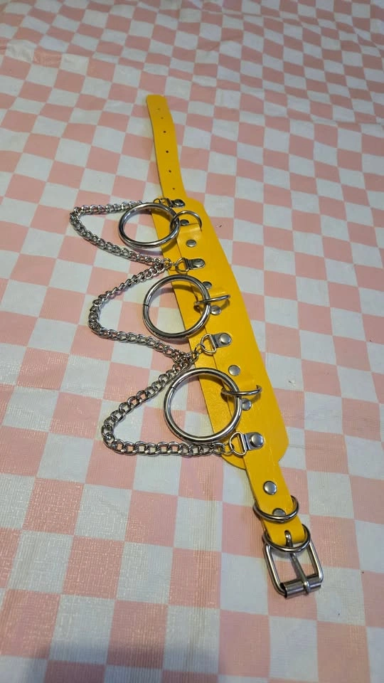 yellow leather choker, with chains and o-rings - photo 2