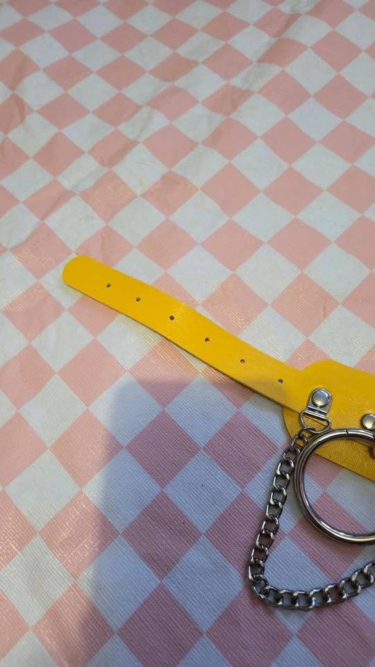 yellow leather choker, with chains and o-rings - photo 5