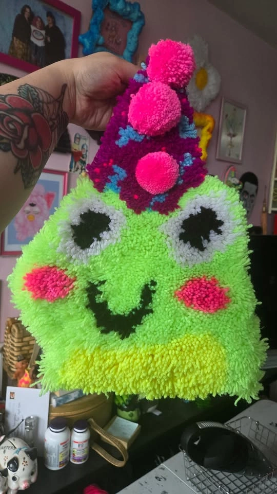 frog in party hat wall tapestry, handmade latchhook rug - photo 2