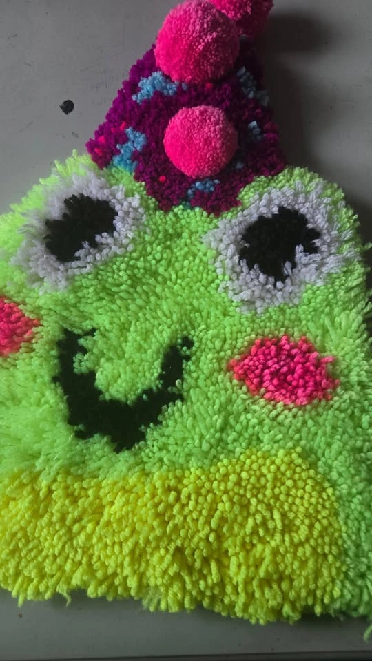 frog in party hat wall tapestry, handmade latchhook rug - photo 3