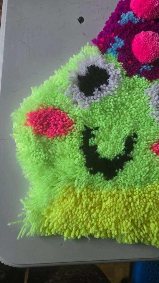 frog in party hat wall tapestry, handmade latchhook rug - photo 4