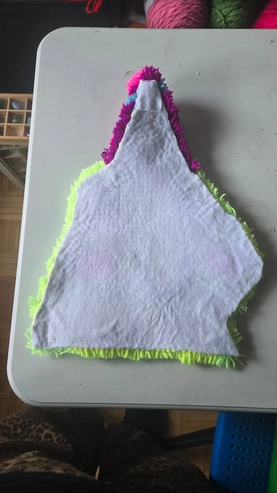 frog in party hat wall tapestry, handmade latchhook rug - photo 5