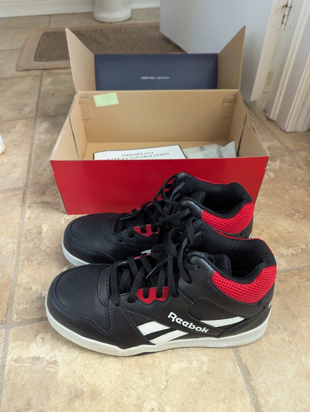 Men's 9.5W Reebok Safety Work Shoes - photo 2