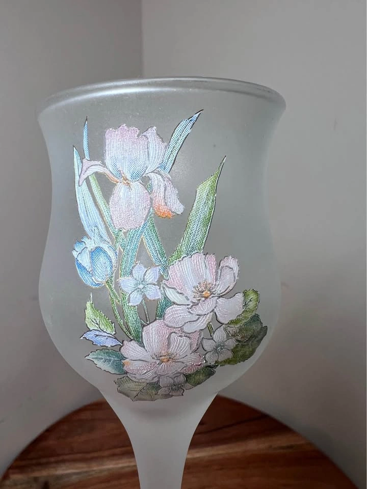 Vintage L.E. Smith frosted satin glass tulip candle holder - photo 3