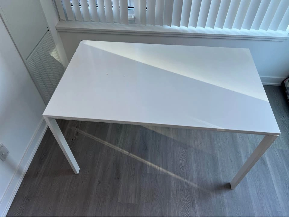 White table or desk - photo 2