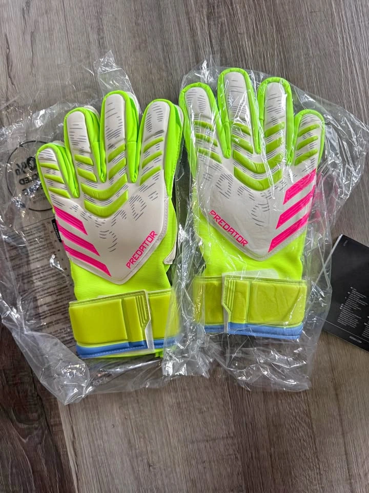 Adidas Predator Goalkeeper Gloves Match Fingersave size 8