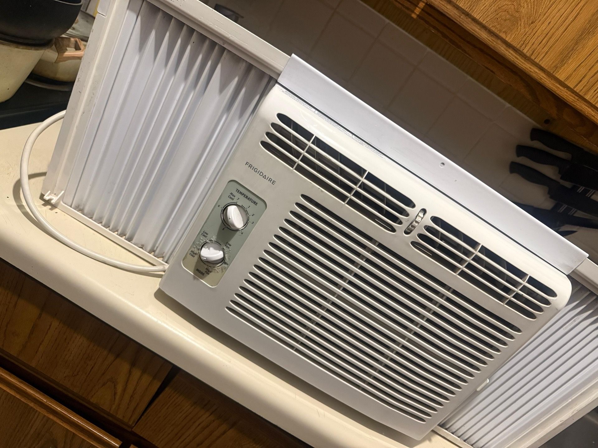 Frigidaire 5,000 BTU Window Air Conditioner - photo 2