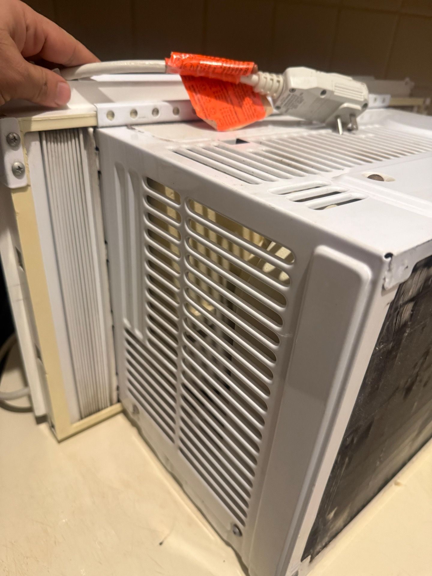Frigidaire 5,000 BTU Window Air Conditioner - photo 3