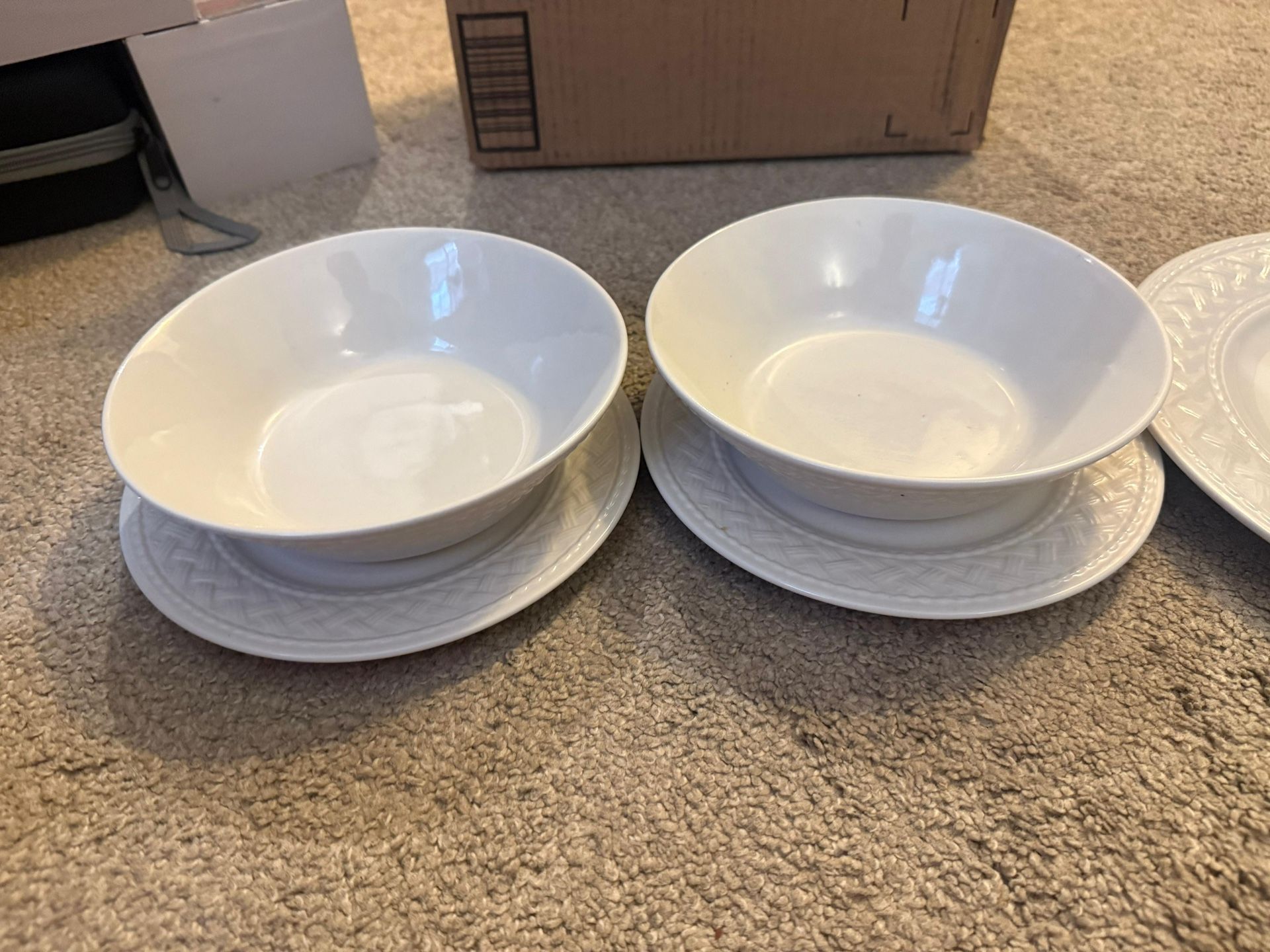 White Dinnerware Set: 5-Piece Stoneware Plates, Bowls, Mugs - photo 4
