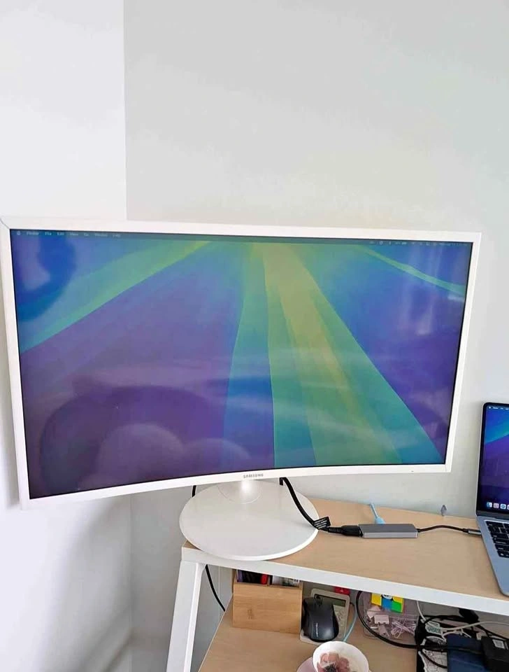 Samsung 32-inch Curved Monitor – Glossy white 60Hz