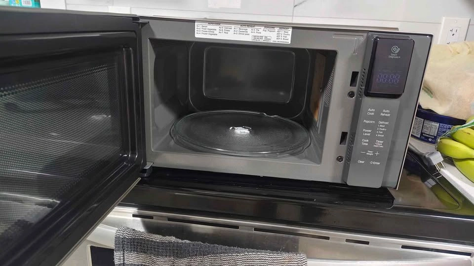 LG NeoChef 0.9 cu. ft. Countertop Microwave - photo 3