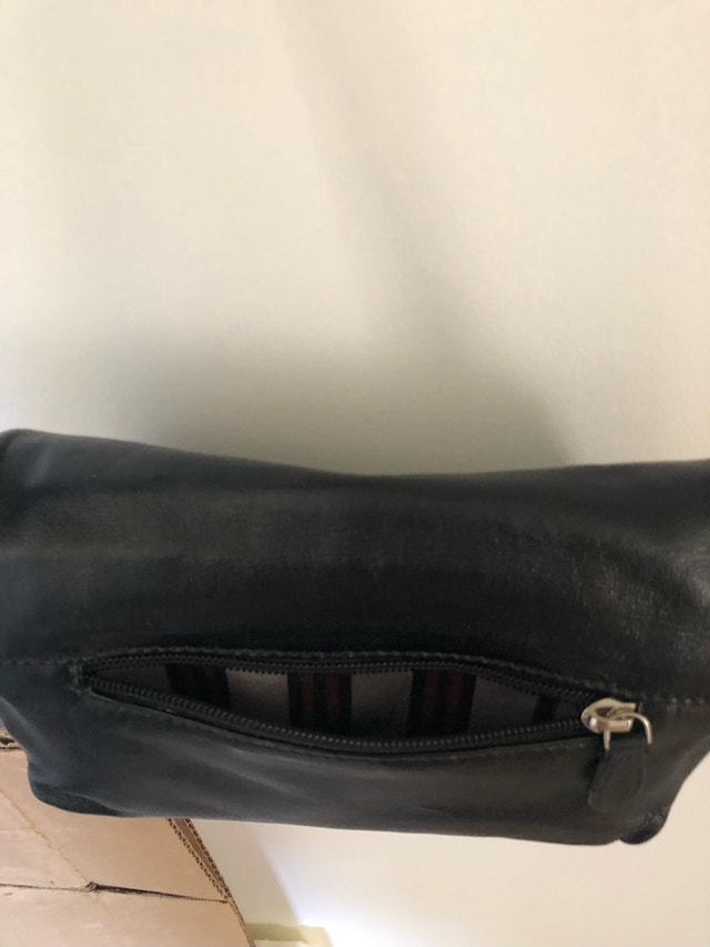 Danier Leather Multi-Compartment Crossbody Bag - photo 3