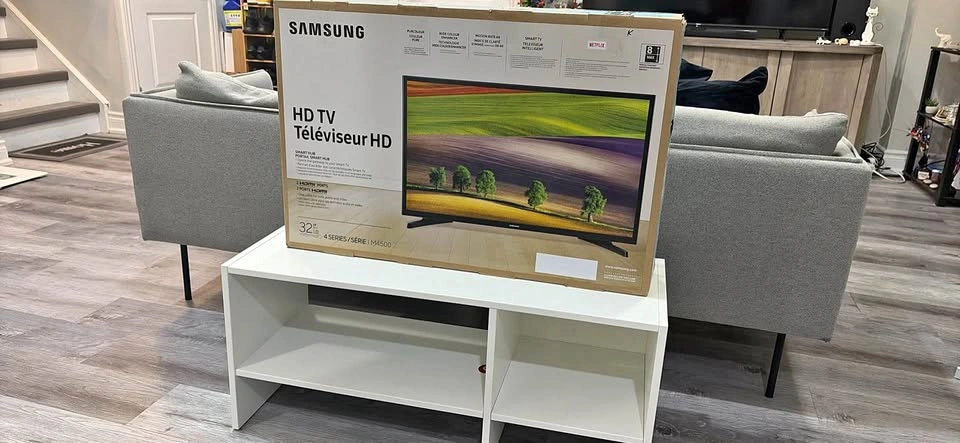 32’’ Tv with Tv stand