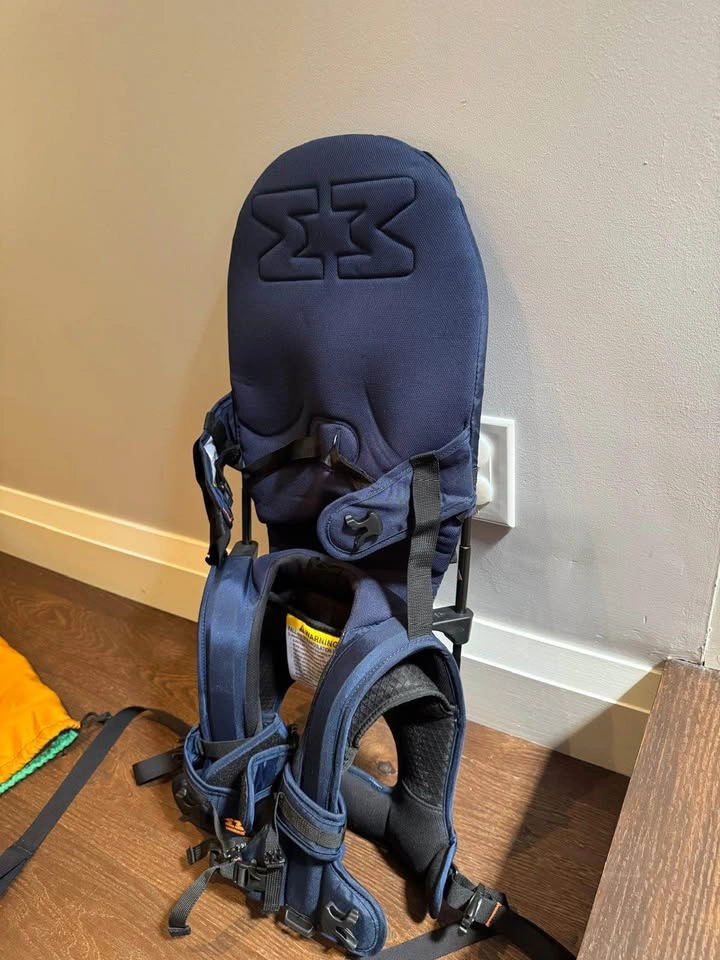 MiniMeis Shoulder Carrier + Sunshade – Like New - photo 3