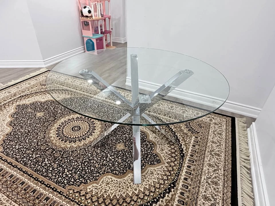 Modern Round Glass Dining Table – Like New