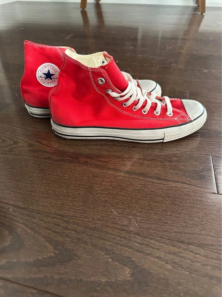 Men’s size 9.5 chuck Taylor’s