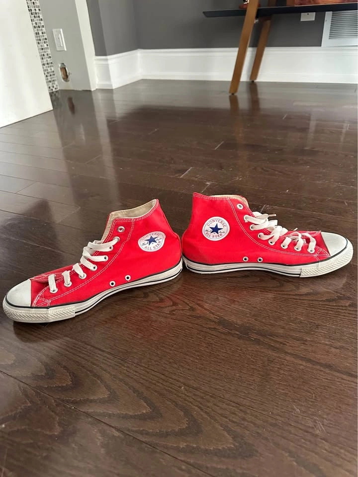 Men’s size 9.5 chuck Taylor’s - photo 2