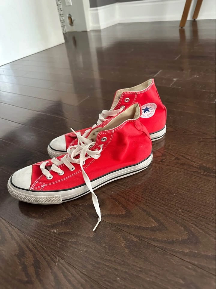 Men’s size 9.5 chuck Taylor’s - photo 3