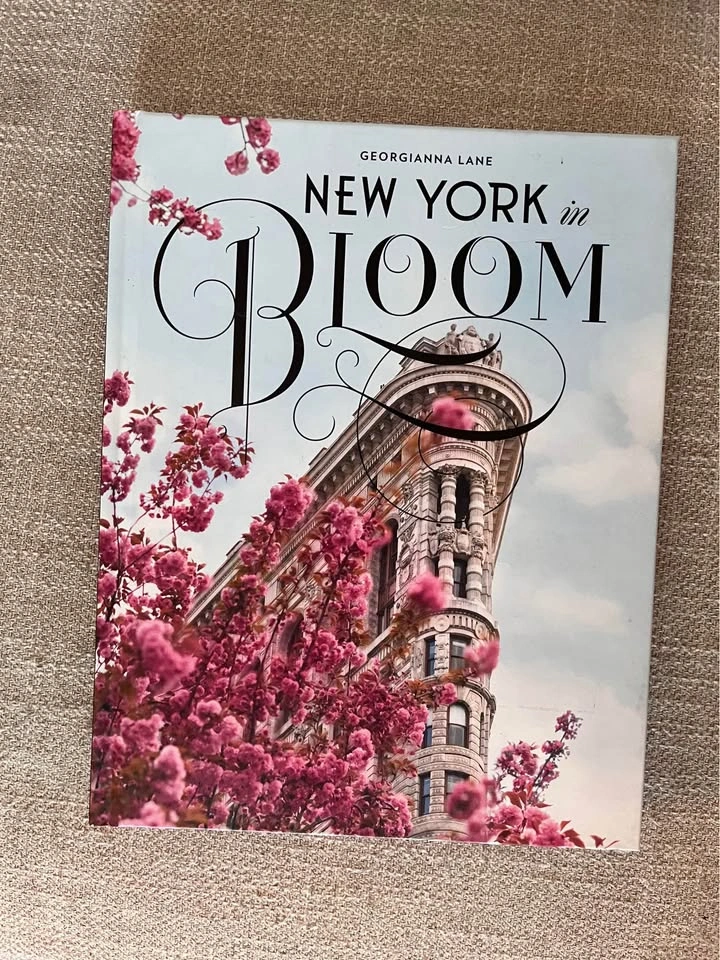 New York In Bloom - Small Coffee Table Book - photo 4