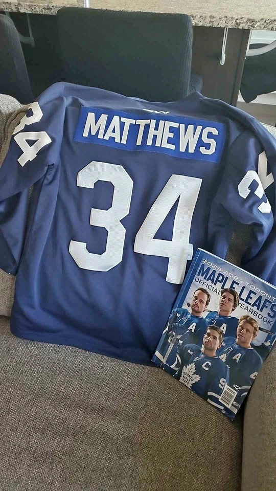 Matthews #34 Maple Leafs Practice Jersey & Yearbook