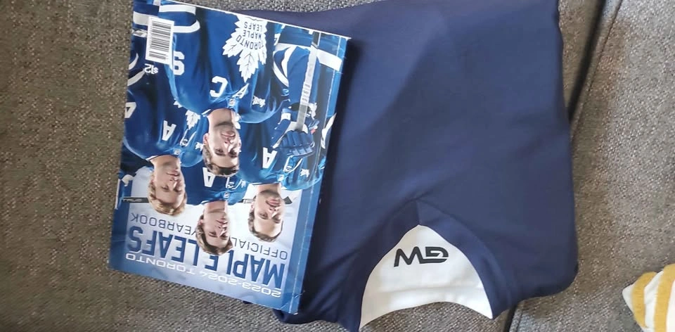 Matthews #34 Maple Leafs Practice Jersey & Yearbook - photo 2