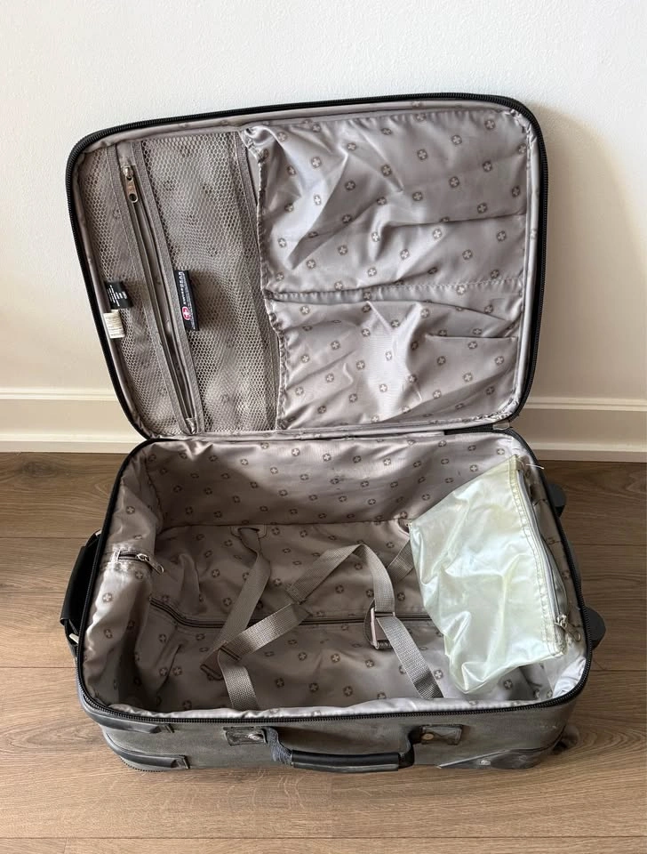 SwissGear carry-on luggage suitcase - photo 5