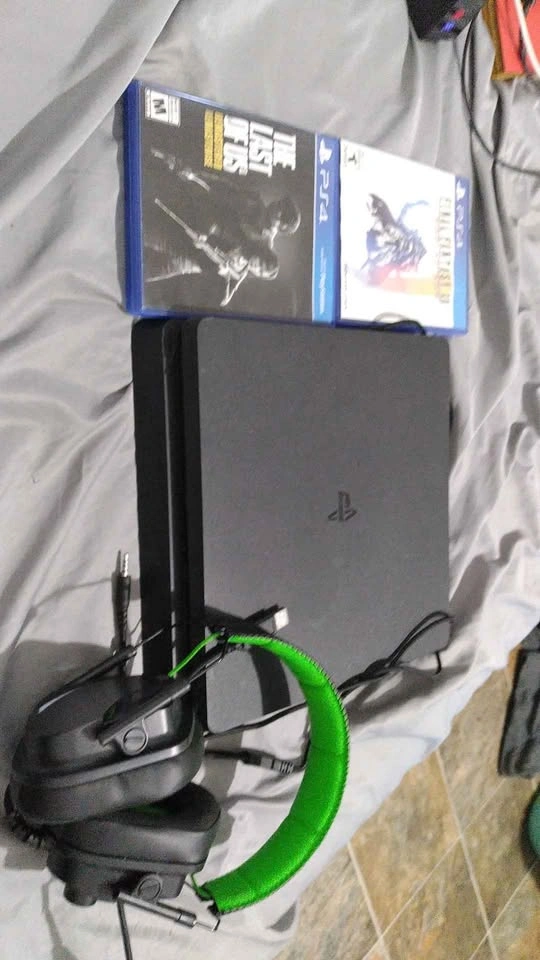 Ps4 slim setup with games and headset - photo 2