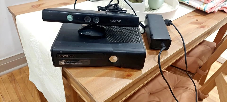 Microsoft Xbox 360 Console with Kinect - Working