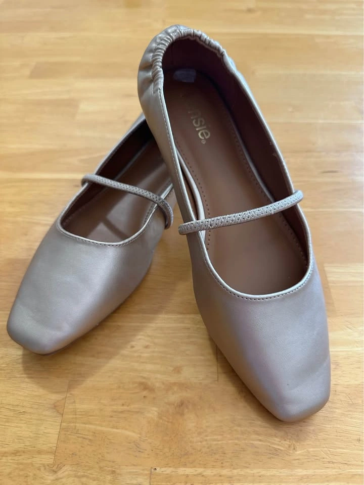 Gold Kensie Ballet Flats. Size 8