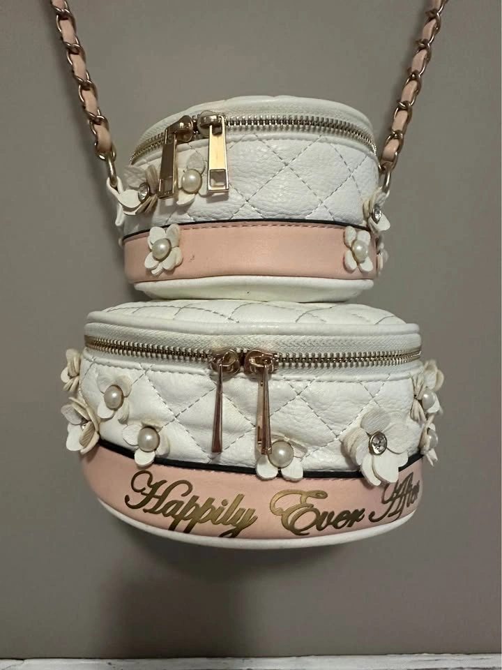 Super Unique Wedding Cake Purse! - photo 2