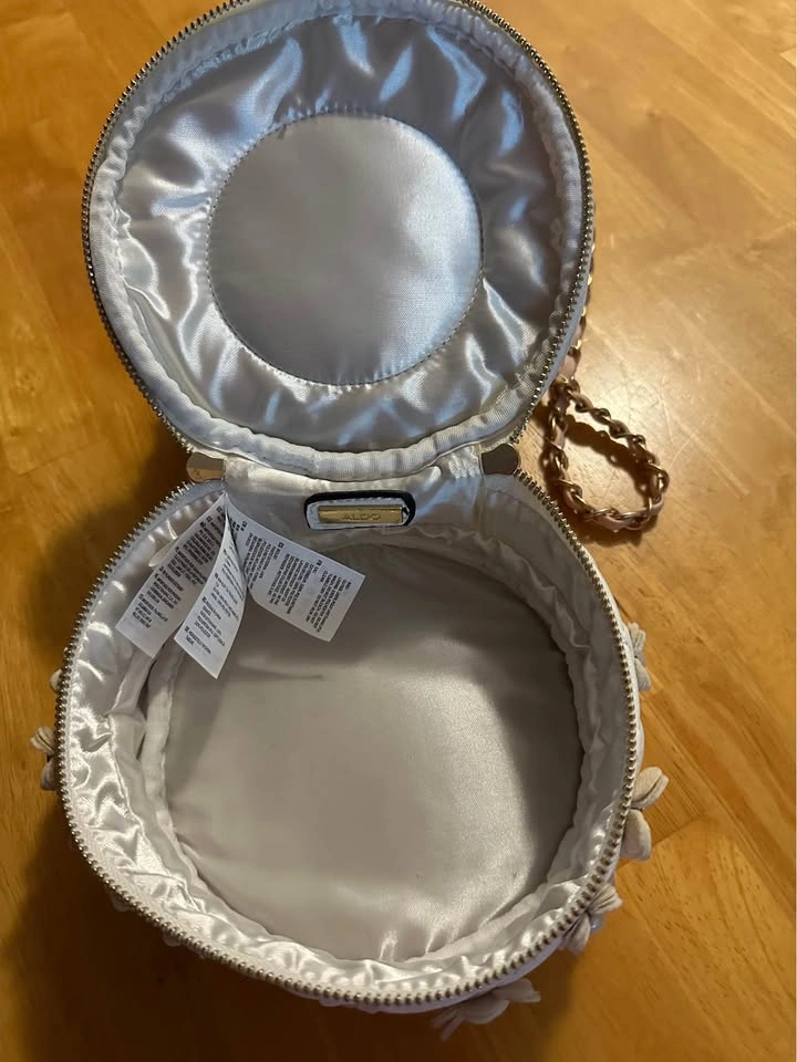 Super Unique Wedding Cake Purse! - photo 5