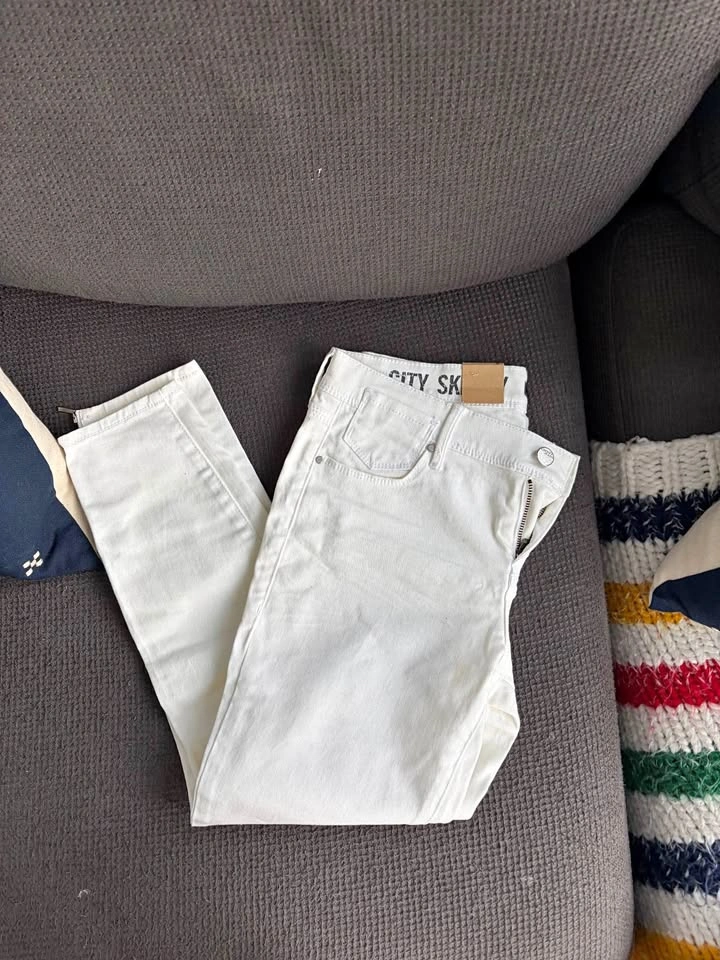 Brand New With Tags DKNY White Denim Size 4 Petite