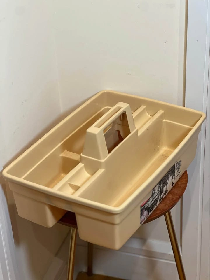 Vintage Rubbermaid Roughneck Carry Caddy (Model 3154) in almond - photo 2