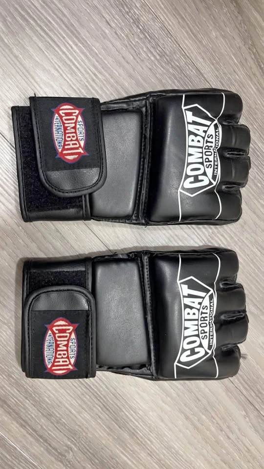 Combat sport MMA sparring gloves