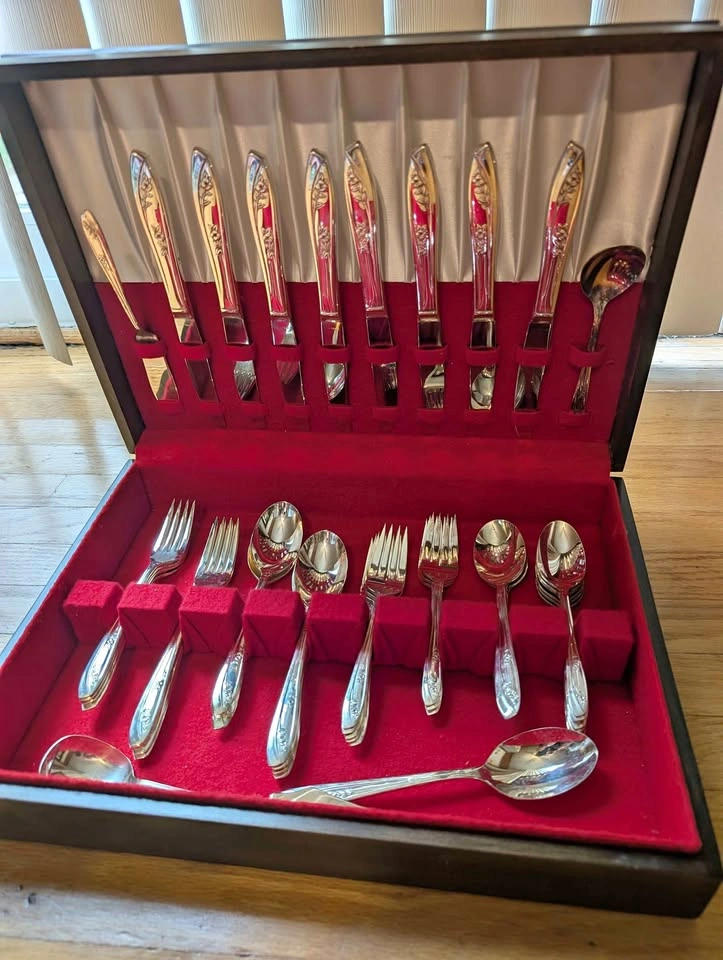 Wm Rogers Mfg Co Exquisite Silverplate Flatware Set with Chest