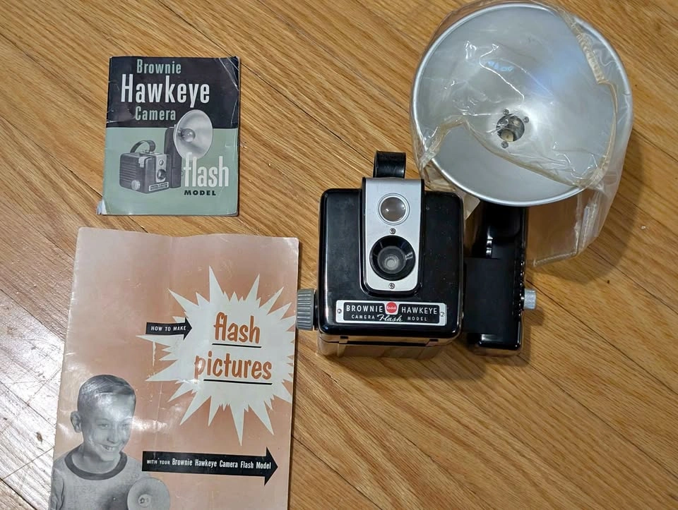 Vintage Kodak Brownie Hawkeye Flash Model Camera Kit plus Film