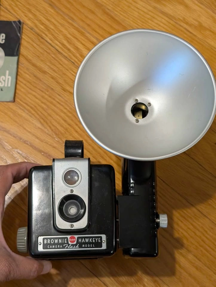 Vintage Kodak Brownie Hawkeye Flash Model Camera Kit plus Film - photo 2